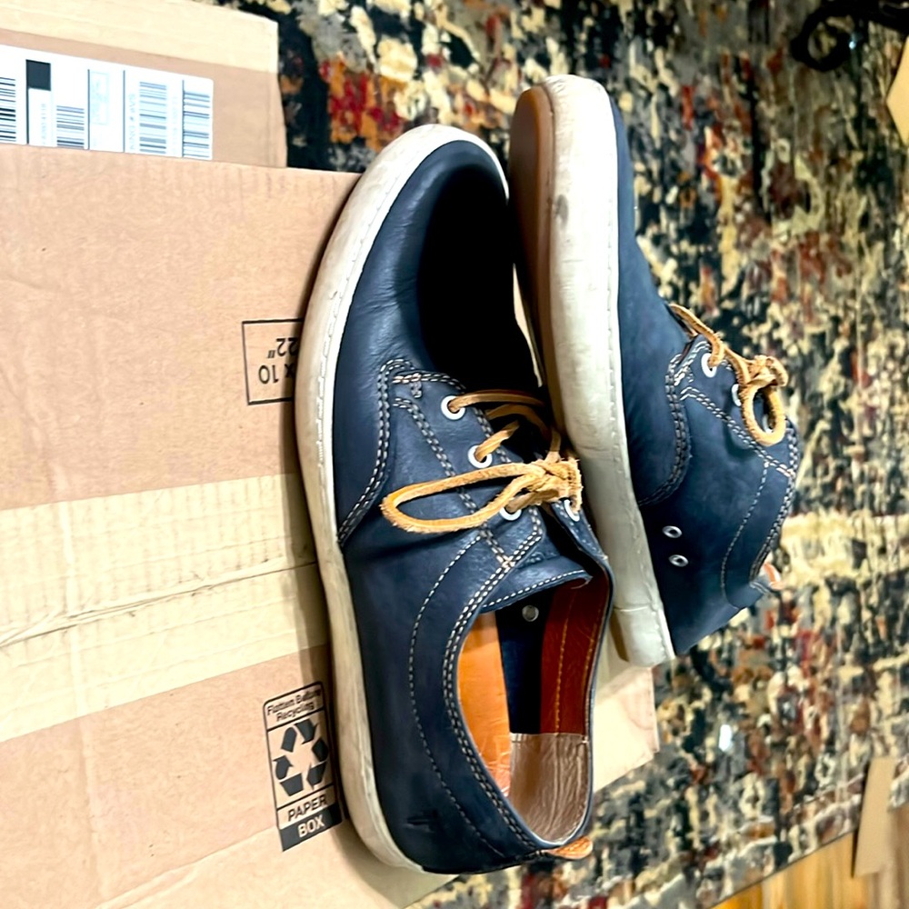 M/ 11 Leather Frye shoes. Navy and white with brown insoles.